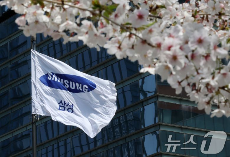 서울 서초구 삼성전자 서초사옥에 삼성 깃발이 바람에 펄럭이고 있다. 뉴스1 ⓒ News1 DB