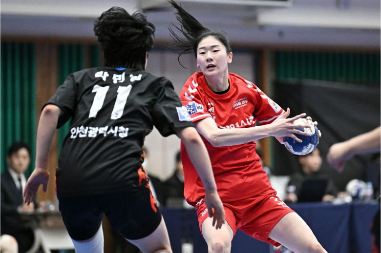 여자 핸드볼 신인상 정지인(오른쪽)(KOHA 제공)