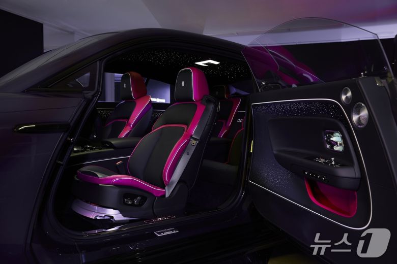 13일 롤스로이스모터카가 서울 강남구의 롤스로이스 서울 청담 쇼룸에서 국내 최초로 공개한 고성능 전기차 '블랙 배지 스펙터' 내장(롤스로이스 서울 제공). 2025.05.13