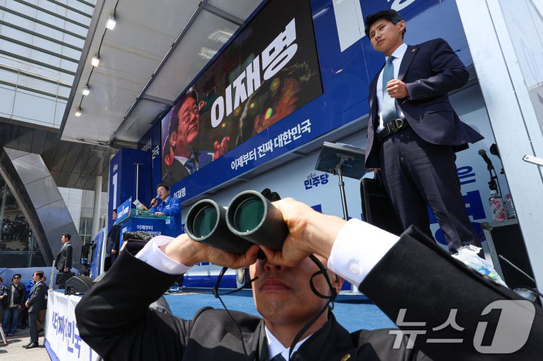 이재명 더불어민주당 대통령 후보가 대표적 험지인 대구·경북(TK) 지역 유세에 돌입한 13일 오전 경북 구미역 광장에서 연설하는 가운데 경호원들이 경계 근무를 하고 있다. (공동취재) 2025.5.13/뉴스1 ⓒ News1 안은나 기자