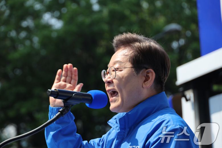 이재명 더불어민주당 대통령 후보가제21대 대통령선거 공식 선거운동이 시작된 12일 오전 서울 종로구 청계광장에서 열린 중앙선거대책위원회 출정식에서 시민들에게 지지를 호소하고 있다. (공동취재) 2025.5.12/뉴스1 ⓒ News1 안은나 기자