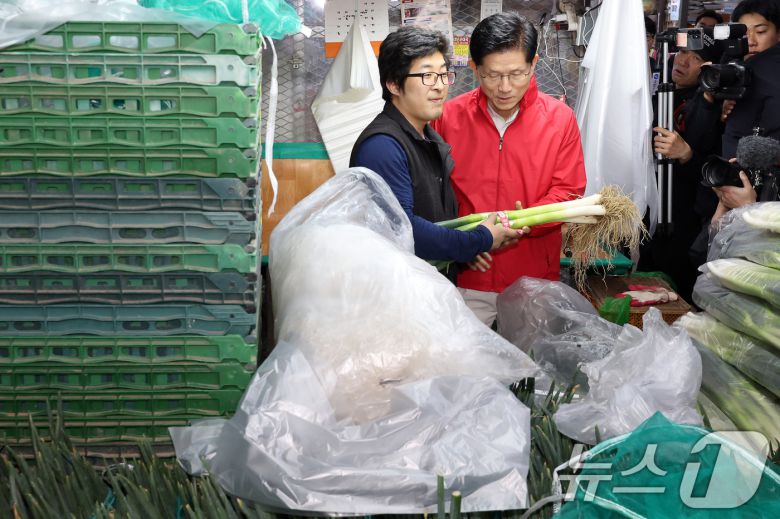김문수 국민의힘 대선 후보가 제21대 대통령 선거 공식 선거운동이 시작된 12일 새벽 서울 송파구 양재대로 가락시장을 방문해 대파를 구매하고 있다. 2025.5.12/뉴스1 ⓒ News1 이동해 기자