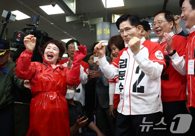 김문수 국민의힘 대통령 후보가 13일 부산 중구 자갈치시장에서 유세를 하고 있다. 2025.5.13/뉴스1 ⓒ News1 김민지 기자