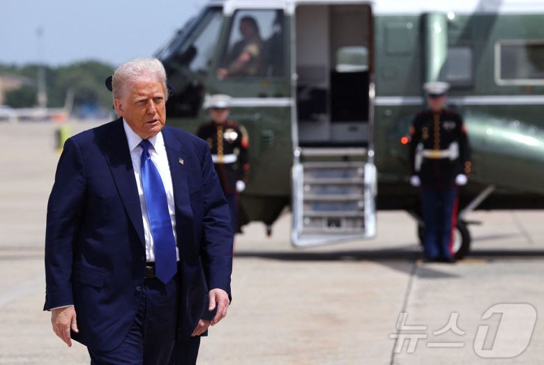 도널드 트럼프 미국 대통령이 12일(현지시간) 메릴랜드주 앤드루스 합동 기지에서 에어포스원에 탑승하기 위해 이동하고 있다. 트럼프 대통령은 4일간의 중동 방문의 첫 번째 목적지이자 두 번째 임기 중 첫 해외 순방국인 사우디아라비아로 향한다. ⓒ AFP=뉴스1 ⓒ News1 류정민 특파원
