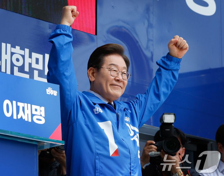 이재명 더불어민주당 대통령 후보가 선거운동 이틀째를 맞은 13일 오전 집중 유세를 위해 경북 구미역 광장을 찾아 연설을 마친 후 인사하고 있다. 2025.5.13/뉴스1 ⓒ News1 안은나 기자