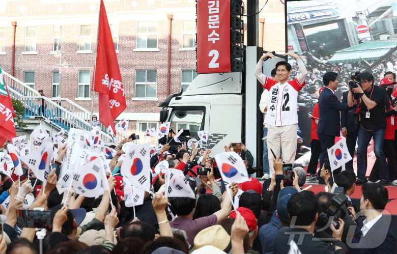 제21대 대통령 선거 공식 선거운동 첫날인 12일 김문수 국민의힘 대통령 후보가 대구 중구 서문시장에서 유세를 하고 있다. 2025.5.12/뉴스1 ⓒ News1 김민지 기자
