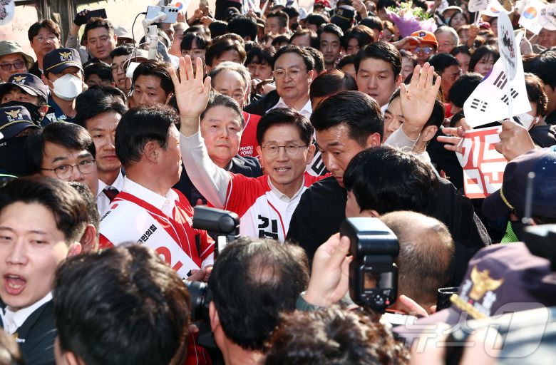 제21대 대통령 선거 공식 선거운동 첫날인 12일 김문수 국민의힘 대통령 후보가 대구 중구 서문시장에서 지지를 호소하고 있다. 2025.5.12/뉴스1 ⓒ News1 김민지 기자