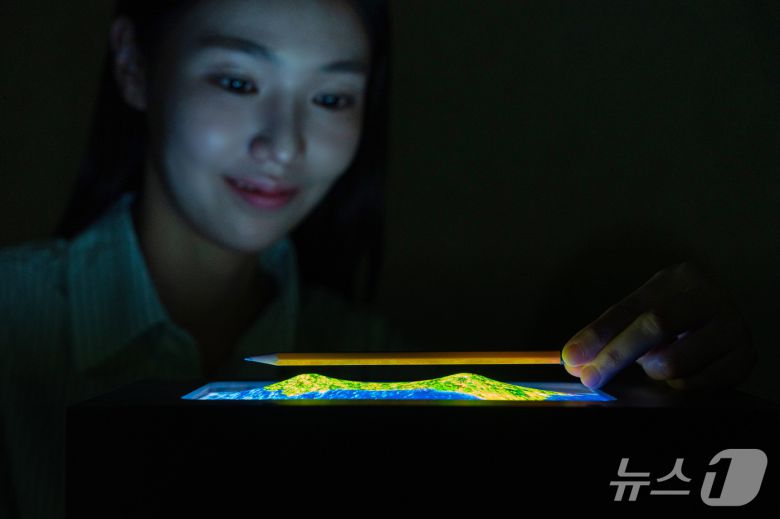 삼성디스플레이가 SID2025에서 선보인 스트레처블 디스플레이(삼성디스플레이 제공)