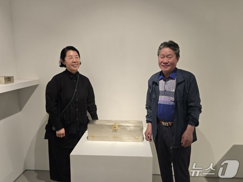'두 번째 박여숙 간섭 이경노 백동(白銅) 공예전' 전시 전경. 박여숙 대표(왼쪽)와 이경노 작가. ⓒ 뉴스1 김정한 기자