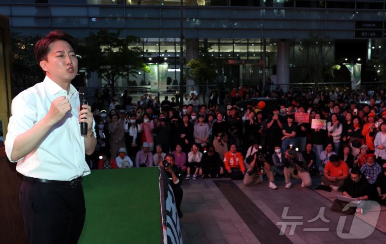 이준석 개혁신당 대통령 후보가 공식 선거운동이 시작된 12일 서울 중구 청계광장에서 가진 서울 첫 집중유세에서 지지를 호소하고 있다. (공동취재) 2025.5.12/뉴스1 ⓒ News1 박정호 기자