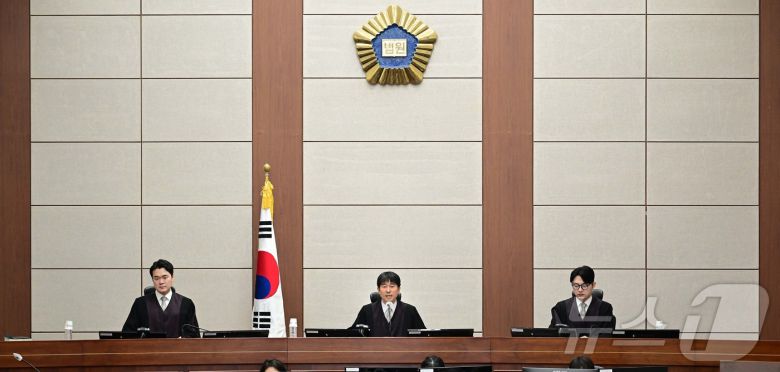 지귀연 부장판사(가운데)가 21일 오전 서울 서초구 서울중앙지법 417호 법정에서 열린 윤석열 전 대통령의 내란 우두머리 혐의 재판을 하기 전 언론 공개에 대한 발언을 하고 있다. 2025.4.21/뉴스1 ⓒ News1 사진공동취재단