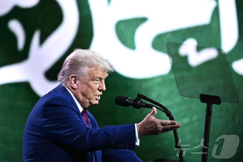 도널드 트럼프 미국 대통령이 13일(현지시간) 중동 순방 중 리야드에서 열린 '사우디·미국 투자 포럼'에 참석했다. 2025.05.14 ⓒ AFP=뉴스1 ⓒ News1 우동명 기자