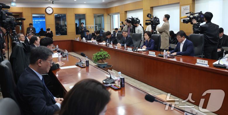 오영주 중소벤처기업부 장관이 3일 서울 강남구 서울본부세관에서 열린 美 관세 대응 수출 중소기업 현장 간담회에서 모두 발언을 하고 있다. 간담회에서는 수출 중소기업이 정부에 바라는 점과 민관, 부처 간 협력 필요사항 등이 논의됐다. 2025.4.3/뉴스1 ⓒ News1 박지혜 기자