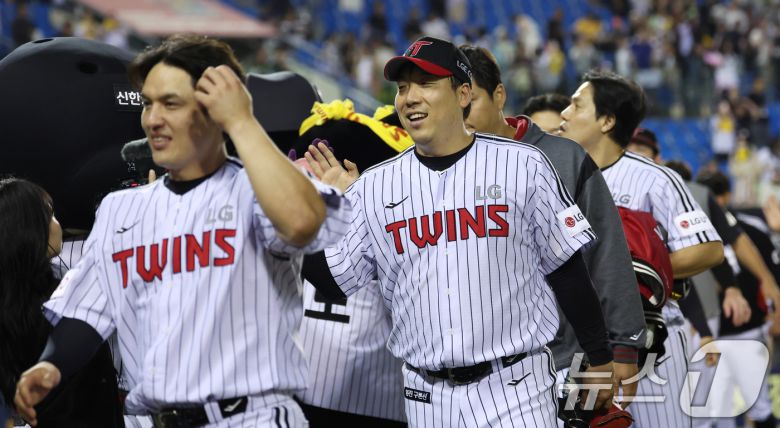 14일 서울 송파구 잠실야구장에서 열린 프로야구 '2025 신한 SOL 뱅크 KBO리그' 키움 히어로즈와 LG 트윈스의 경기에서 승리한 LG 선수들이 하이파이브를 하고 있다. 2025.5.14/뉴스1 ⓒ News1 김명섭 기자