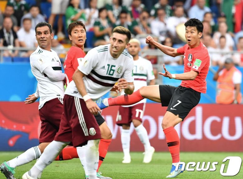 축구대표팀 에이스 손흥민이 23일 오후(현지시간) 러시아 로스토프 아레나에서 열린 2018 러시아월드컵 F조 2차전 대한민국과 멕시코의 경기에서 0-2로 뒤진 후반 추가시간 자신의 월드컵 첫 골을 터트리고 있다. 2018.6.24/뉴스1 ⓒ News1 오대일 기자
