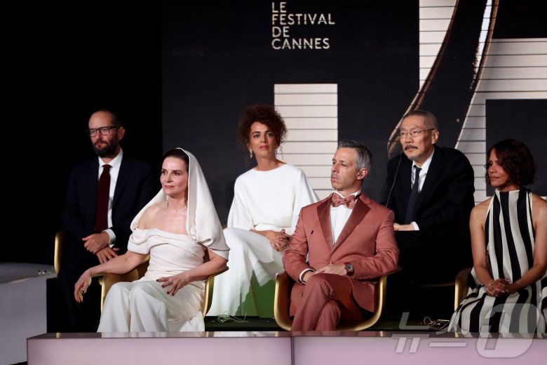 제78회 칸 국제영화제 개막식에 참석한 심사위원단  ⓒ AFP=뉴스1