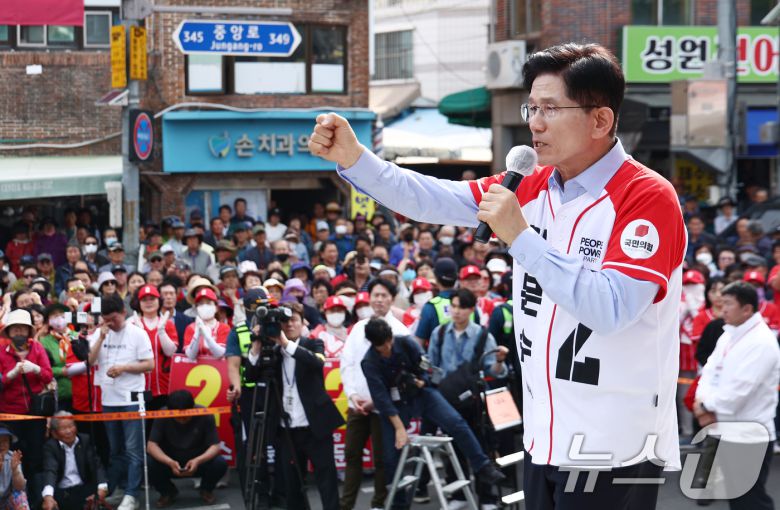 김문수 국민의힘 대통령 후보가 14일 경남 밀양시 밀양관아 앞에서 유세를 하고 있다. 2025.5.14/뉴스1 ⓒ News1 김민지 기자