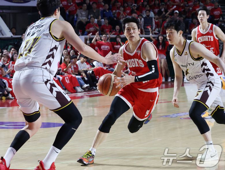 13일 오후 서울 송파구 잠실학생체육관에서 열린 '2024-25 KCC 프로농구 챔피언결정전 5차전' 창원 LG 세이커스와 서울 SK 나이츠의 경기에서 SK 김선형이 드리볼 돌파를 하고 있다. 2025.5.13/뉴스1 ⓒ News1 박세연 기자
