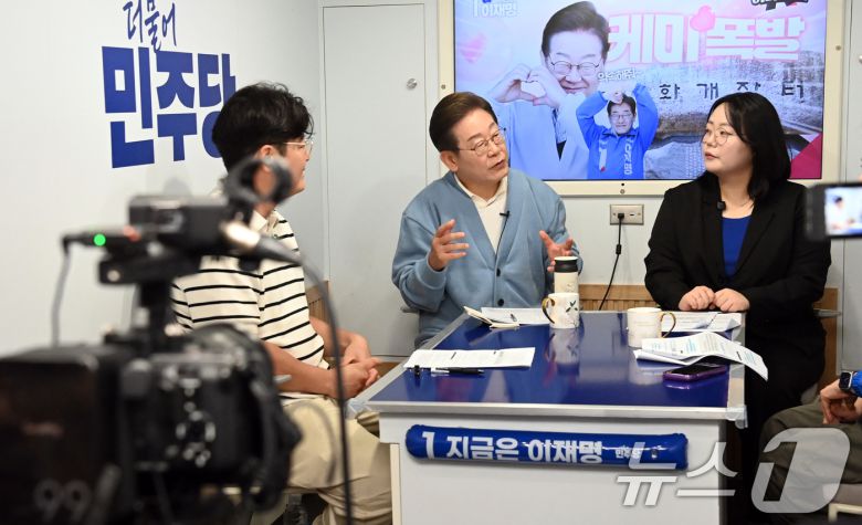 이재명 더불어민주당 대통령 후보가 15일 오전 경남 하동군 화개장터 인근에서 광주 출신 30대 남성 문유성 씨, 대구 거주 20대 여성 김다니엘 씨, 강유정 의원과 유튜브 K-이니셔TV 케미폭발 '동서화합' 화개장터 라이브를 하고 있다. (공동취재) 2025.5.15/뉴스1 ⓒ News1 안은나 기자