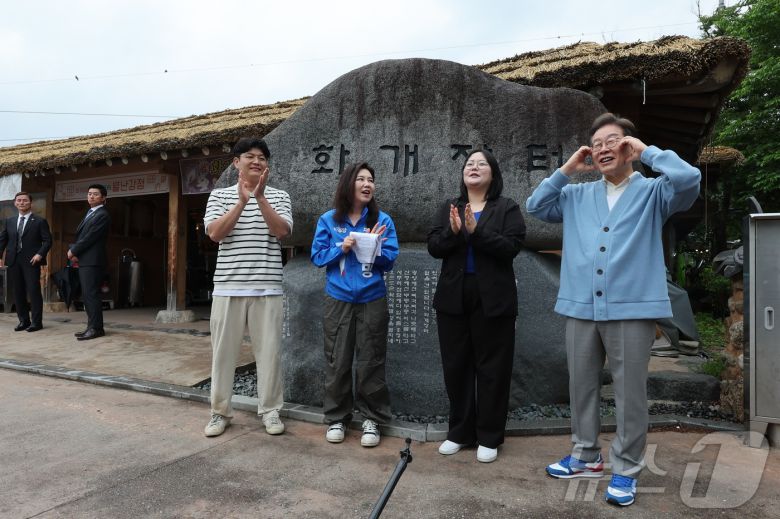 이재명 더불어민주당 대통령 후보가 15일 오전 경남 하동군 화개장터 입구에서 유튜브 'K-이니셔TV 케미폭발 '동서화합' 화개장터 라이브'를 하고 있다. 2025.5.15/뉴스1 ⓒ News1 안은나 기자