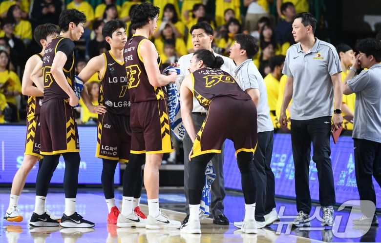 24일 경남 창원체육관에서 열린 2024∼2025시즌 프로농구 4강 플레이오프(PO) 창원 LG 세이커스와 울산 현대모비스 1차전 경기에서 창원 조상현 감독이 작전 지시를 내리고 있다. (KBL 제공. 재판매 및 DB 금지) 2025.4.24/뉴스1 ⓒ News1 김명섭 기자