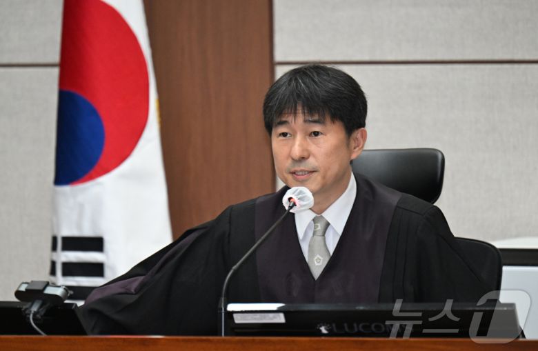 지귀연 부장판사가 4월 21일 서울 서초동 서울중앙지법에서 열린 내란 우두머리 혐의 형사재판 2번째 공판에서 취재진의 퇴장 관련 발언하고 있다. 2025.4.21/뉴스1 ⓒ News1 사진공동취재단