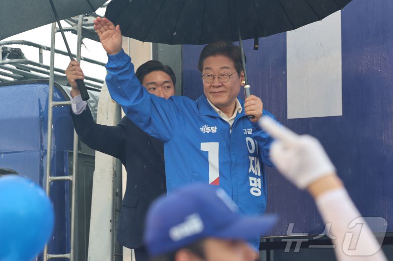 이재명 더불어민주당 대통령 후보가 '이순신 호국 벨트' 유세차 15일 전남 광양시 전남드래곤즈구장 북문을 찾아 지지자들에게 인사하고 있다. (공동취재) 2025.5.15/뉴스1 ⓒ News1 안은나 기자