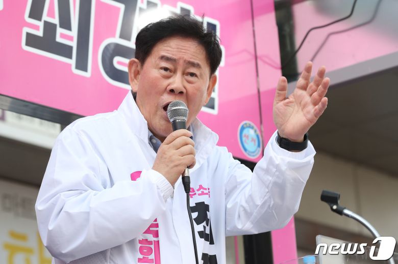 제22대 국회의원선거 경북 경산시에 출마한 최경환 무소속 후보가 29일 오후 경산시 하양읍 오일장을 맞아 하양꿈바우시장 앞 선거유세에서 연설하고 있다. 2024.3.29/뉴스1 ⓒ News1 공정식 기자