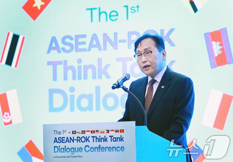 정인교 산업통상자원부 통상교섭본부장이 14일 제주 서귀포시 제주롯데호텔에서 '2025 APEC 통상장관회의' 부대행사로 열린 '제1차 한-아세안 경제·통상 싱크탱크 다이얼로그 컨퍼런스에 참석해 환영사를 하고 있다. (산업통상자원부 제공. 재판매 및 DB 금지) 2025.5.14/뉴스1