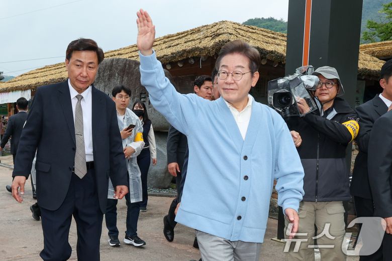 이재명 더불어민주당 대통령 후보가 15일 오전 경남 하동군 화개장터 입구에서 광주 출신 30대 남성 문유성 씨, 대구 거주 20대 여성 김다니엘 씨와 유튜브 K-이니셔TV 케미폭발 '동서화합' 화개장터 라이브 오프닝을 마치고 이동하며 인사하고 있다. 2025.5.15/뉴스1 ⓒ News1 안은나 기자