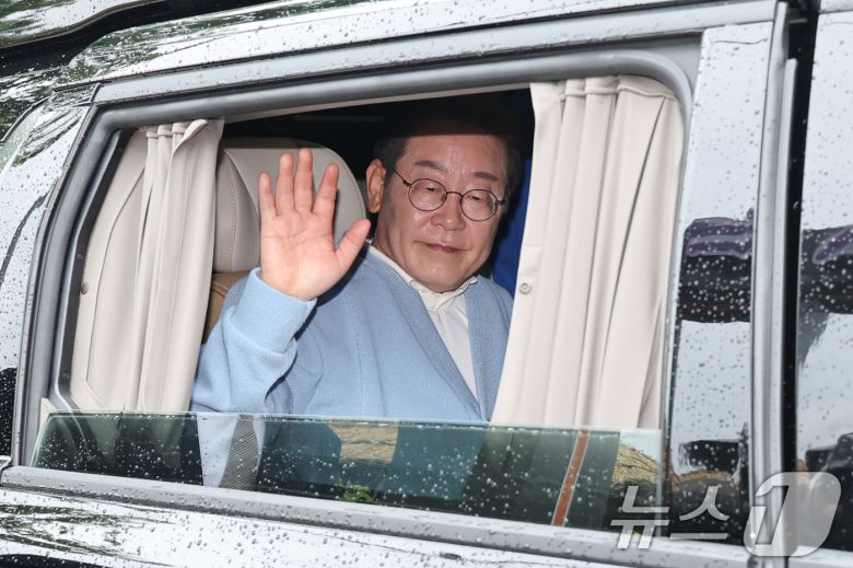 이재명 더불어민주당 대통령 후보가 15일 오전 경남 하동군 화개장터 입구에서 광주 출신 30대 남성 문유성 씨, 대구 거주 20대 여성 김다니엘 씨와 유튜브 K-이니셔TV 케미폭발 '동서화합' 화개장터 라이브 오프닝을 마친 후 차량에 올라타 인사하고 있다. 2025.5.15/뉴스1 ⓒ News1 안은나 기자