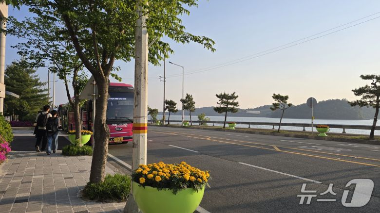 경남 사천시에 자리한 우주항공청 임시청사 인근. 직원들이 퇴근 버스를 타는 와중 청사 앞으로 남해가 보인다./뉴스1 ⓒ News1 윤주영 기자