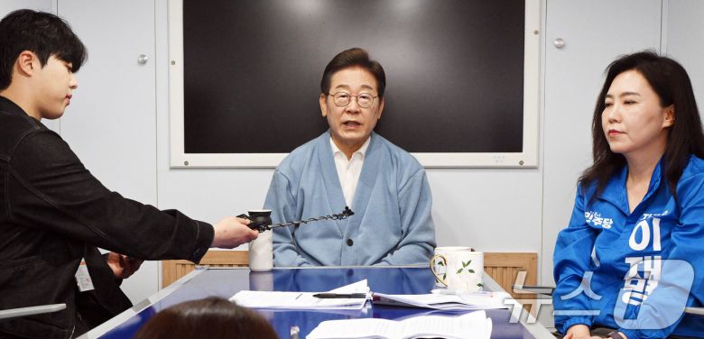 이재명 더불어민주당 대통령 후보가 15일 오전 경남 하동군 영호남 화합 다목적광장에 마련된 버스 스튜디오에서 광주 출신 30대 남성 문유성 씨, 대구 거주 20대 여성 김다니엘 씨, 강유정 의원과 유튜브 K-이니셔TV 케미폭발 '동서화합' 화개장터 라이브를 마친 뒤 취재진 질문에 답하고 있다. (공동취재) 2025.5.15/뉴스1 ⓒ News1 안은나 기자