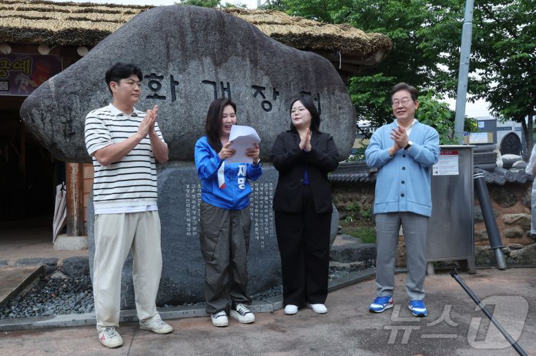 이재명 더불어민주당 대통령 후보가 15일 오전 경남 하동군 화개장터 입구에서 유튜브 'K-이니셔TV 케미폭발 '동서화합' 화개장터 라이브'를 하고 있다. 2025.5.15/뉴스1 ⓒ News1 안은나 기자