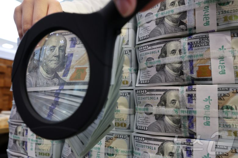 8일 서울 중구 하나은행 위변조대응센터에서 은행 관계자가 달러화를 정리하고 있다. 2025.5.8/뉴스1 ⓒ News1 황기선 기자