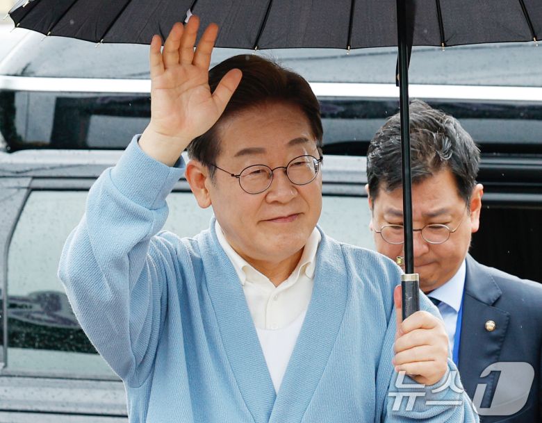 이재명 더불어민주당 대통령 후보가 15일 오전 유튜브 K-이니셔TV 케미폭발 '동서화합' 화개장터 라이브를 하기 위해 경남 하동군 화개장터 입구에 도착, 인사하고 있다. 2025.5.15/뉴스1 ⓒ News1 안은나 기자