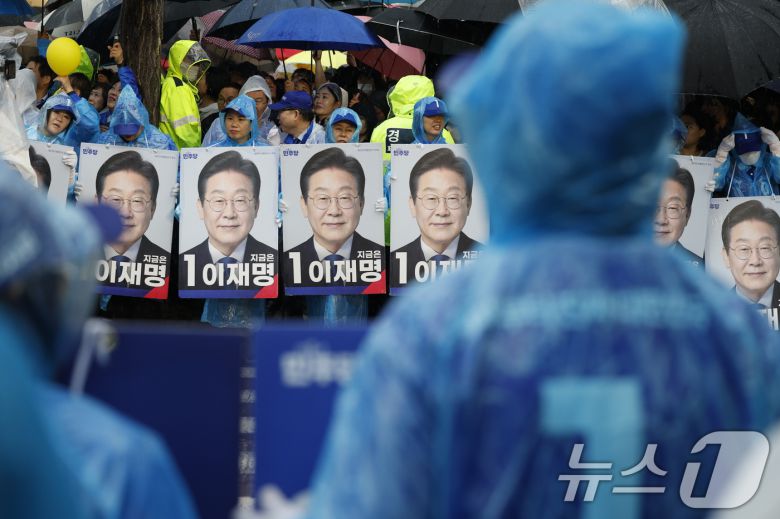 15일 오후 전남 순천시 연향동 패션의 거리에서 이재명 대통령후보의 선거운동원들이 지지를 호소하고 있다. 2025.5.15/뉴스1 ⓒ News1 안은나 기자