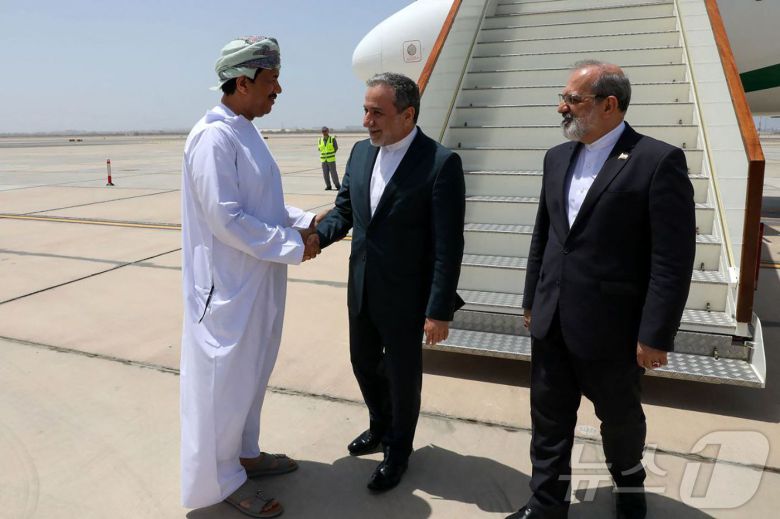 11일(현지시간) 압바스 아라그치 이란 외무장관이 미국과의 핵 협상을 위해 오만 무스카트에 도착하고 있다. 2025.05.11 ⓒ AFP=뉴스1 ⓒ News1 정지윤 기자