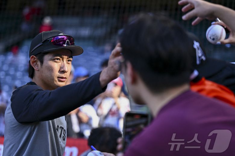 팬들에게 사인해주고 있는 이정후. ⓒ 로이터=뉴스1