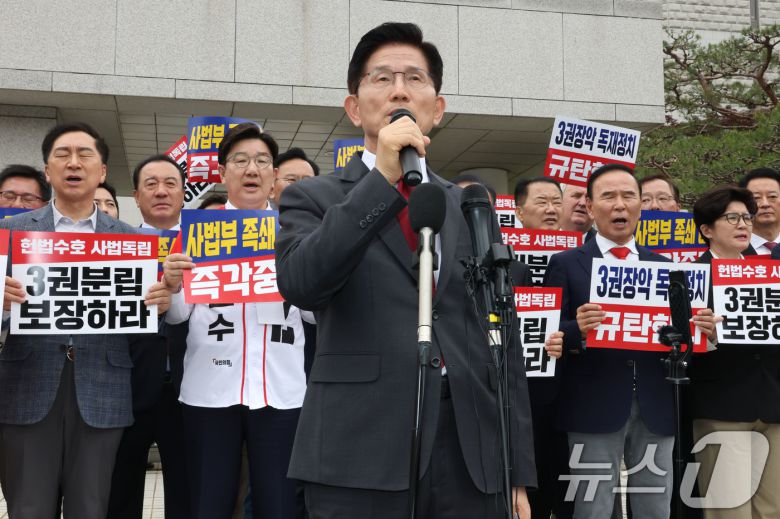 김문수 국민의힘 대통령 후보가 15일 오후 서울 서초동 대법원 앞에서 열린 사법부수호 및 더불어민주당 규탄대회에서 발언하고 있다. 2025.5.15/뉴스1 ⓒ News1 이광호 기자