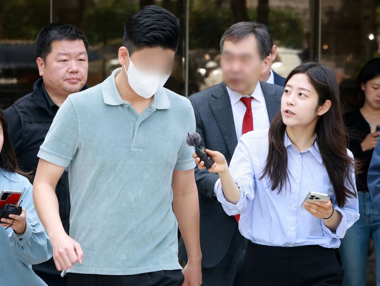 마약 투약 혐의를 받는 이철규 국민의힘 의원 아들 이 모씨가 23일 오전 서울 서초구 서울중앙지방법원에서 열린 구속 전 피의자심문(영장실질심사)을 마친 뒤 법원을 나서고 있다. 이씨는 지난해 10월 29일 이른바 '던지기' 수법으로 서울 서초구 한 건물의 화단에 묻힌 액상 대마를 찾으려다 미수에 그친 혐의로 경찰에 검거됐다. 2025.4.23/뉴스1 ⓒ News1 김진환 기자