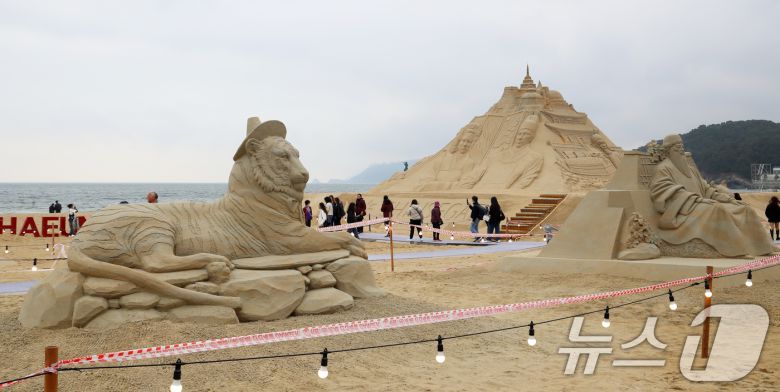 15일 오후 부산 해운대해수욕장을 찾은 시민, 관광객들이 다양한 모래조각 작품을 구경하고 있다. 2025.5.15/뉴스1 ⓒ News1 윤일지 기자