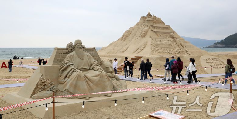 15일 오후 부산 해운대해수욕장을 찾은 시민, 관광객들이 다양한 모래조각 작품을 구경하고 있다. 2025.5.15/뉴스1 ⓒ News1 윤일지 기자