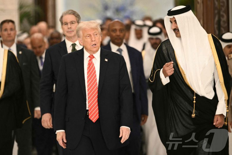도널드 트럼프 미국 대통령이 14일(현지시간) 도하 루사일 궁전에서 열린 국빈 만찬에 셰이크 타밈 빈 하마드 알사니 카타르 국왕과 참석한 뒤 떠나고 있다. 2025.05.15 ⓒ AFP=뉴스1 ⓒ News1 우동명 기자