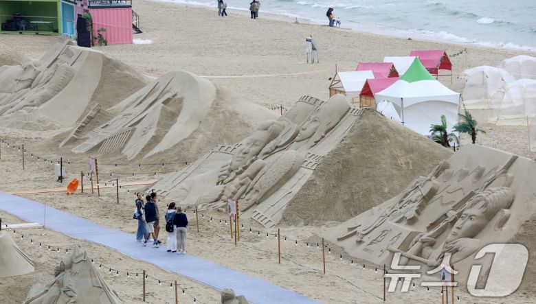 15일 오후 부산 해운대해수욕장을 찾은 시민, 관광객들이 다양한 모래조각 작품을 구경하고 있다. .2025.5.15/뉴스1 ⓒ News1 윤일지 기자