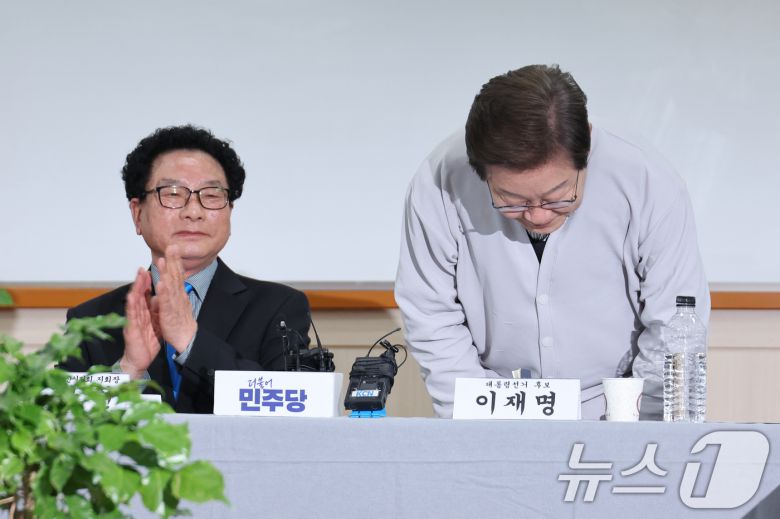 이재명 더불어민주당 대통령 후보가 2차 골목골목 경청투어 마지막 날인 7일 오후 전북 익산시 대한노인회 익산지회에서 열린 임원과의 간담회에서 참석해 인사하고 있다. 2025.5.7/뉴스1 ⓒ News1 안은나 기자