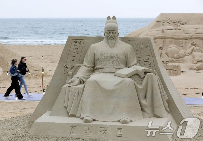 15일 오후 부산 해운대해수욕장을 찾은 시민, 관광객들이 다양한 모래조각 작품을 구경하고 있다. 025.5.15/뉴스1 ⓒ News1 윤일지 기자