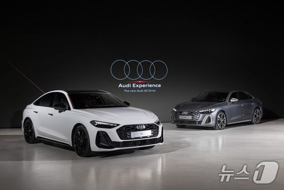 아우디코리아가 15일 경기 김포 에어로피스에서 열린 미디어 프리뷰 행사에 아우디 중형 세단 '더 뉴 아우디 A5'(왼쪽)와 A5의 고성능 파생 모델 '더 뉴 아우디 S5'(오른쪽)를 공개했다. 더 뉴 아우디 A5· S5에는 아우디가 내연기관 및 플러그인 하이브리드 모델 전용으로 새롭게 개발한 'PPC 플랫폼'이 처음으로 적용됐다(아우디코리아 제공. 재판매 및 DB 금지). 2025.05.15.
