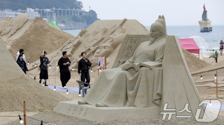 15일 오후 부산 해운대해수욕장을 찾은 시민, 관광객들이 다양한 모래조각 작품을 구경하고 있다.2025.5.15/뉴스1 ⓒ News1 윤일지 기자