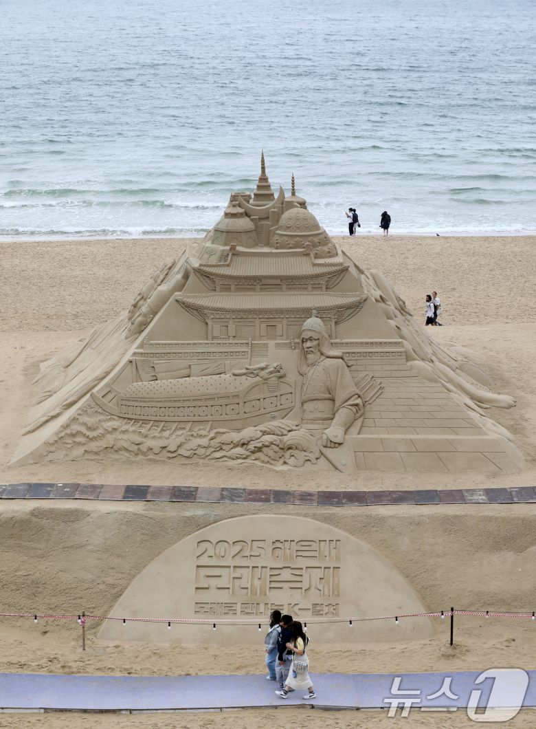 15일 오후 부산 해운대해수욕장을 찾은 시민, 관광객들이 다양한 모래조각 작품을 구경하고 있다. 2025.5.15/뉴스1 ⓒ News1 윤일지 기자